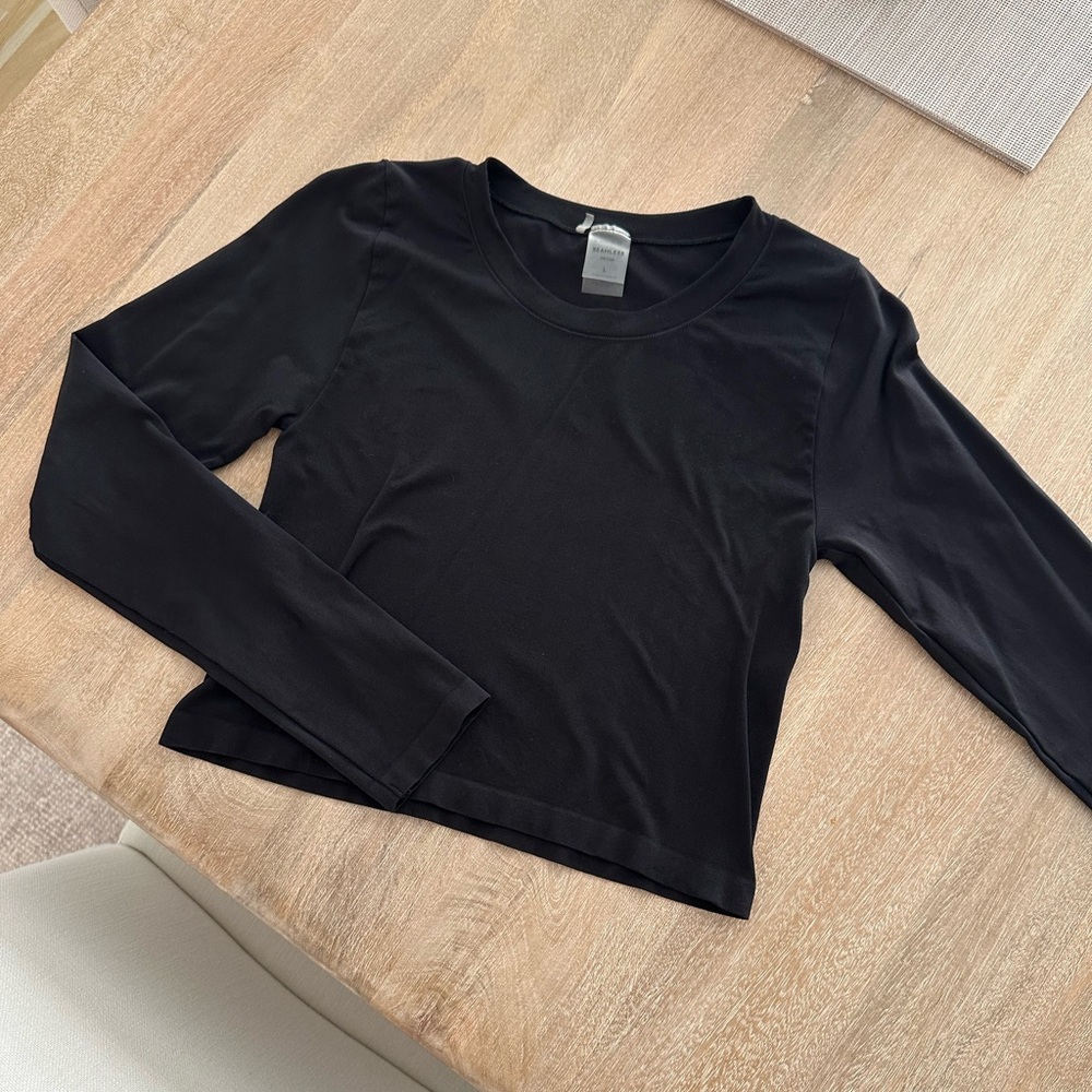 Aritzia Seamless Black Top